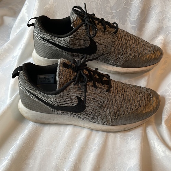 Nike grey Flyknit lace up fabric running lightweight reinforced toe Sz 9.5 - Picture 4 of 9